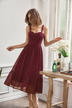 Lade das Bild in den Galerie-Viewer, A-Form Slip Kleid mit V-Ausschnitt in Rot
