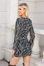 Lade das Bild in den Galerie-Viewer, Abstraktes Dot Twisted Kleid
