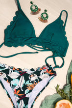 Lade das Bild in den Galerie-Viewer, Bikini-Set mit Scallop-Detail und Tropical-Muster
